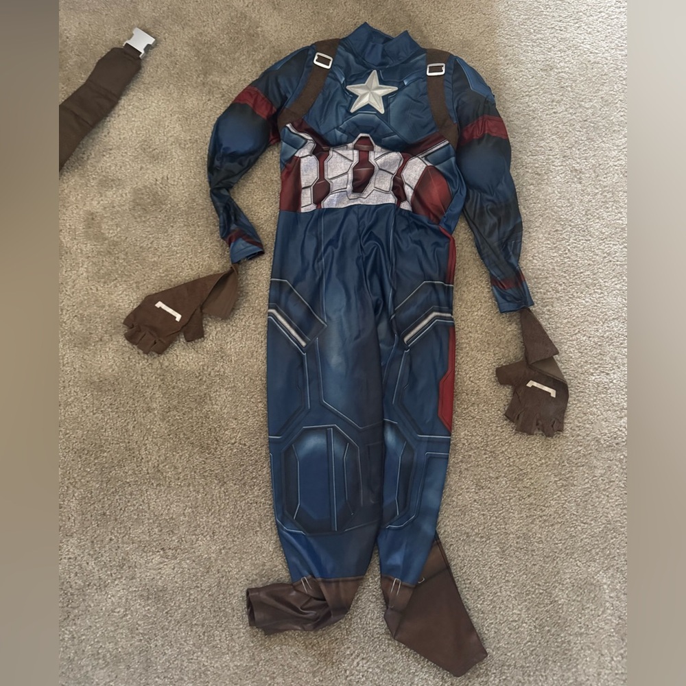 Disney marvel Captain America Muscle
Avengers costume size 9/10